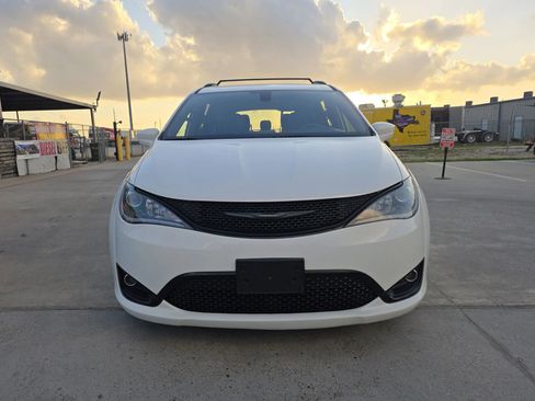 Used 2019 Chrysler Pacifica Touring-L Plus w/ S Appearance Package image 5