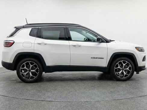 Used 2025 Jeep Compass Limited image 11