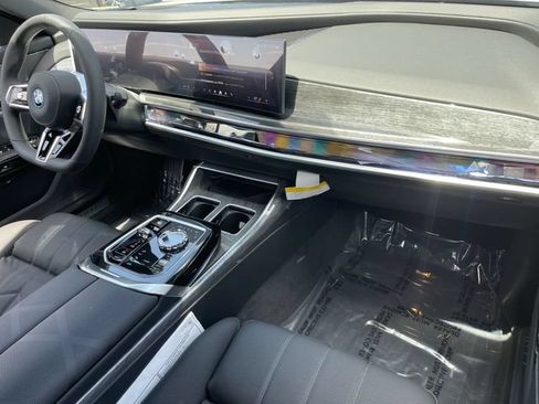 Used 2025 BMW i7 xDrive60 AWD/4WD image 12