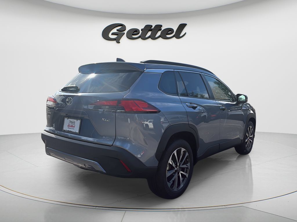 Used 2023 Toyota Corolla Cross XLE w/ Convenience Package FWD image 5