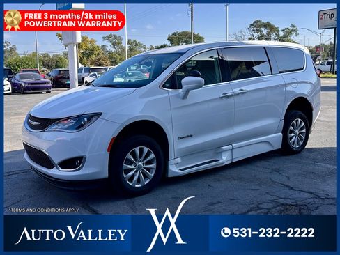 Used 2018 Chrysler Pacifica Touring Plus FWD image 4