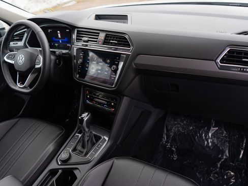 Certified 2023 Volkswagen Tiguan SE w/ Panoramic Sunroof Package image 15
