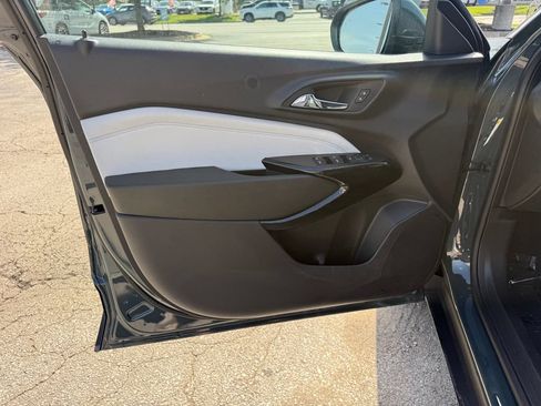 Used 2025 Chevrolet Trax LT w/ LT Convenience Package FWD image 13