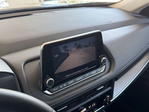 Used 2025 Nissan Rogue SV FWD image 25