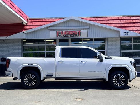 Used 2025 GMC Sierra 2500 Denali Ultimate image 2