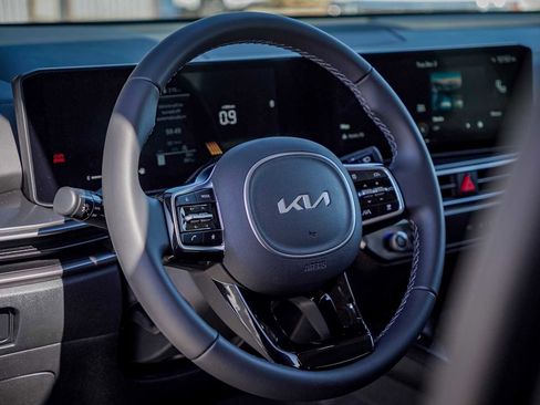 Certified 2025 Kia Sorento EX w/ Panoramic Sunroof Package image 8