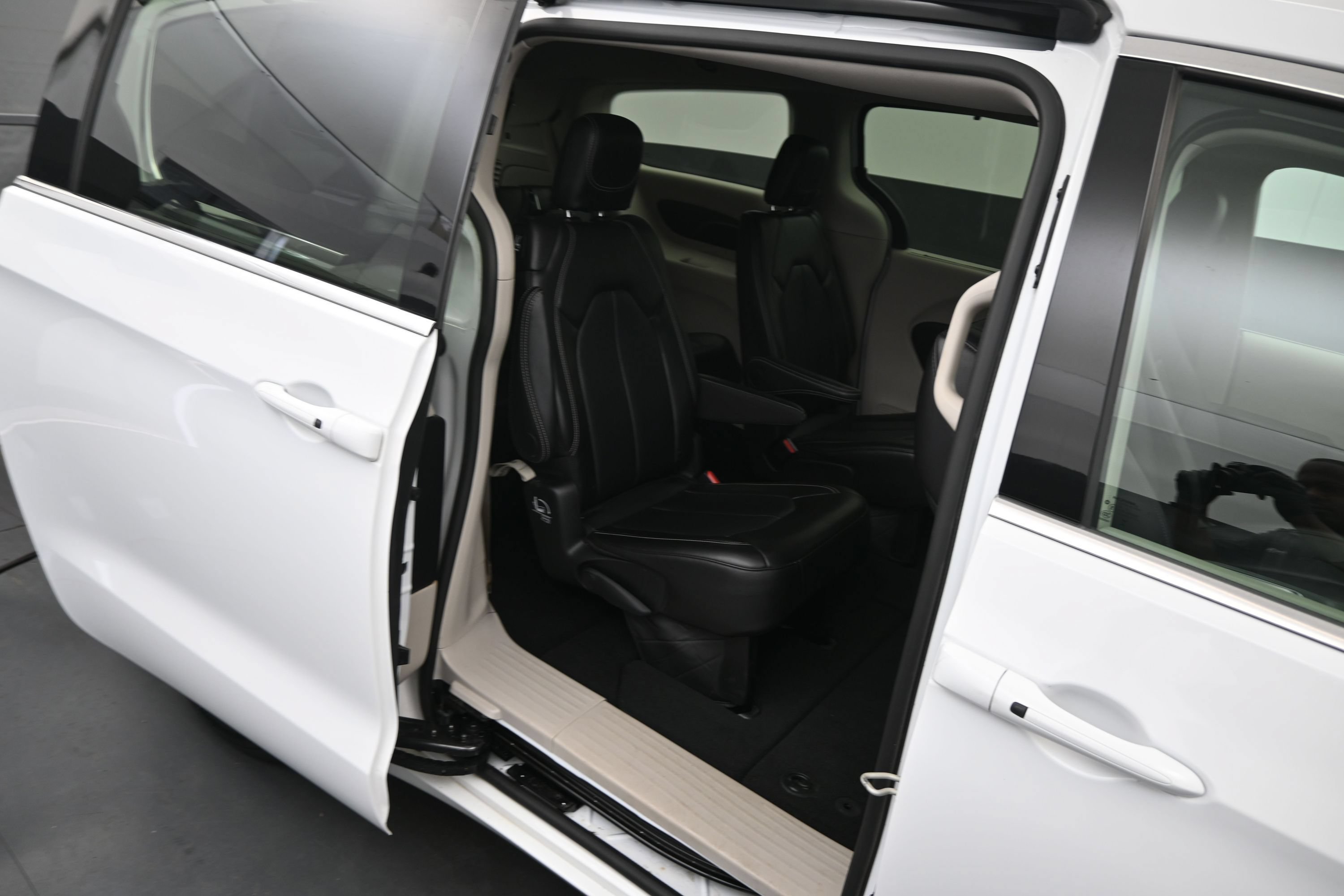 Used 2024 Chrysler Pacifica Touring-L FWD image 12
