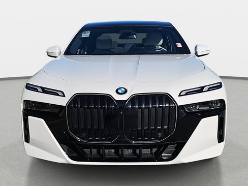 Certified 2025 BMW 740i image 2