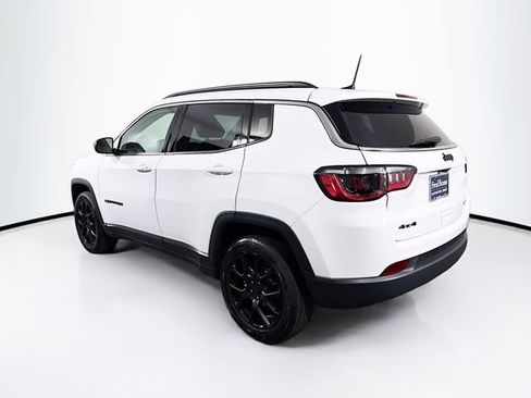 Used 2022 Jeep Compass Latitude w/ Sun and Sound Group AWD/4WD image 6