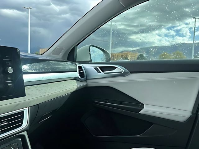 Used 2025 Volkswagen Taos SE w/ Panoramic Sunroof Package AWD/4WD image 30