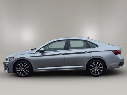 Used 2025 Volkswagen Jetta SE image 8