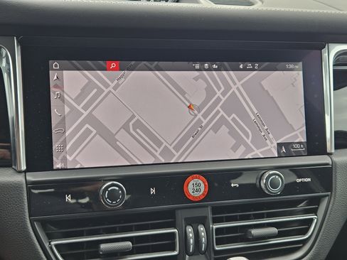 Certified 2025 Porsche Macan image 17