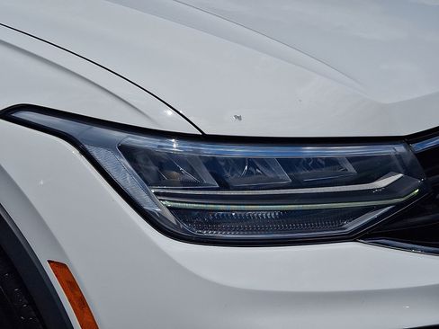 Certified 2022 Volkswagen Tiguan SE R-Line AWD/4WD image 9