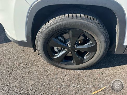 Used 2019 Jeep Cherokee Latitude Plus AWD/4WD image 8