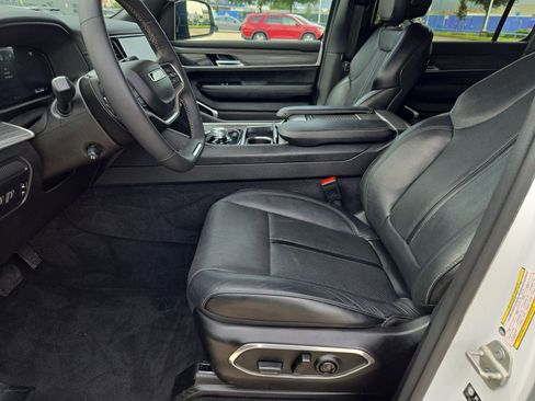Used 2024 Jeep Wagoneer Series II w/ Flexible Seating Group RWD image 15