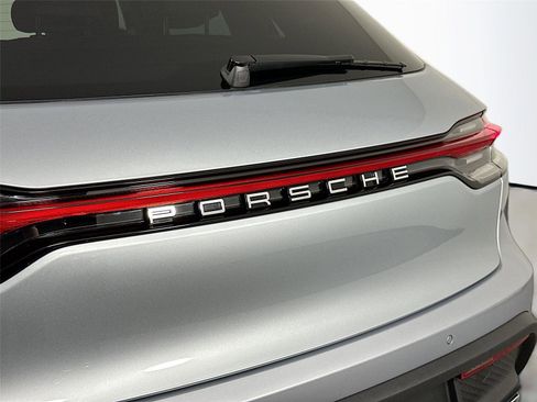 Certified 2026 Porsche Macan AWD/4WD image 17