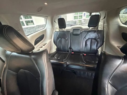 Used 2023 Chrysler Pacifica Touring-L FWD image 12
