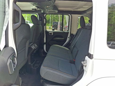 Used 2025 Jeep Wrangler Unlimited Sahara AWD/4WD image 20