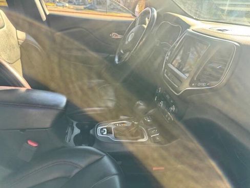 Used 2020 Jeep Cherokee Trailhawk image 30