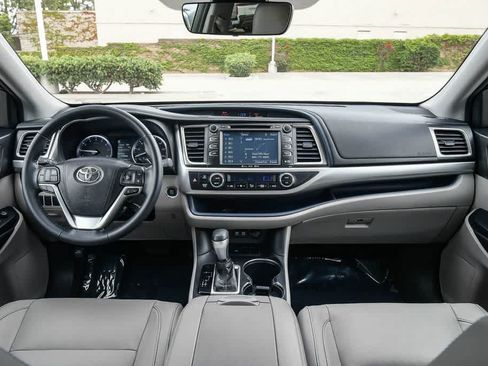 Used 2017 Toyota Highlander XLE FWD image 14