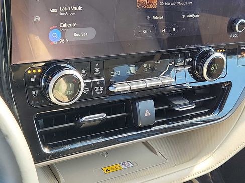 Used 2024 Toyota Highlander Limited image 15