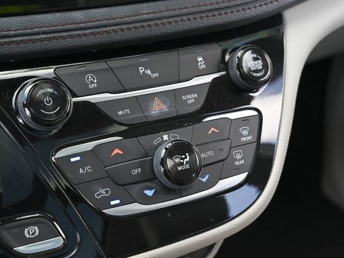 Used 2020 Chrysler Pacifica Limited image 37