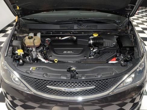 Used 2019 Chrysler Pacifica Touring-L FWD image 11