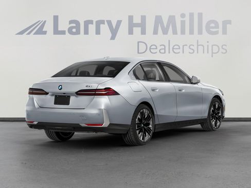 Used 2025 BMW 530i w/ M Sport Package image 2