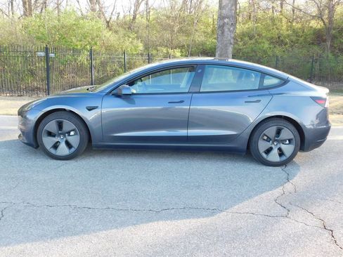 Used 2023 Tesla Model 3 Standard Range image 2