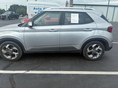 Used 2025 Hyundai Venue SEL FWD image 2