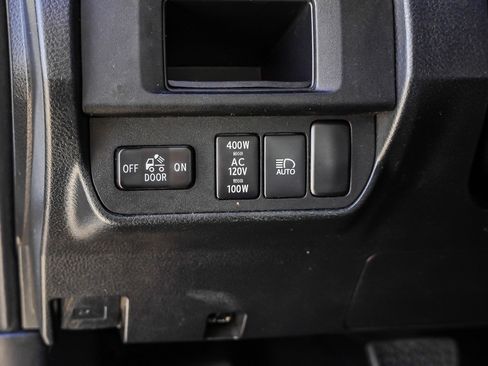 Used 2018 Toyota Tacoma TRD Sport image 18