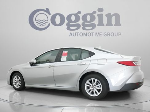 Used 2026 Toyota Camry LE w/ Convenience Package FWD image 7