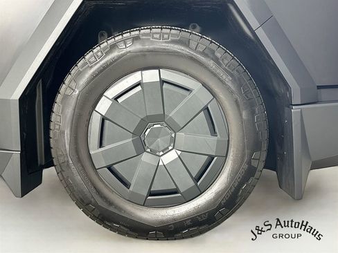 Used 2024 Tesla Cybertruck AWD Crew Cab image 39