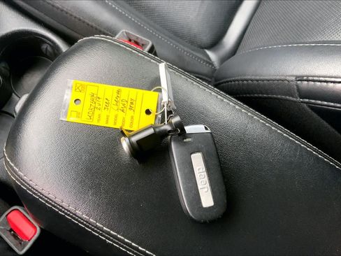 Used 2019 Jeep Cherokee Limited FWD image 13