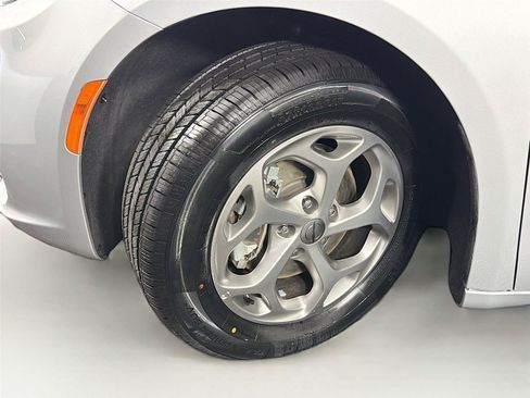 Used 2024 Chrysler Pacifica Limited FWD image 36
