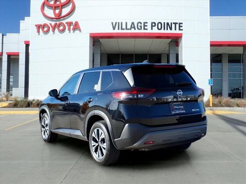 Used 2023 Nissan Rogue SV image 3