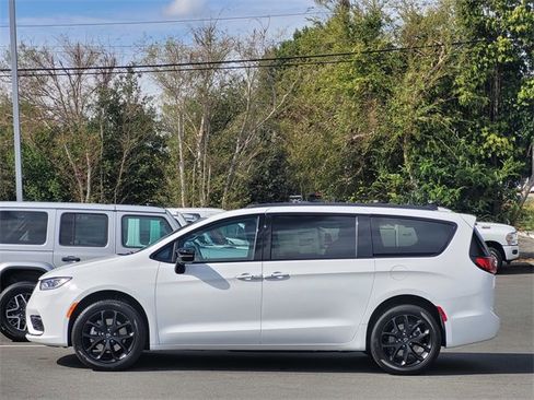 New 2026 Chrysler Pacifica Limited w/ S Appearance Package image 6