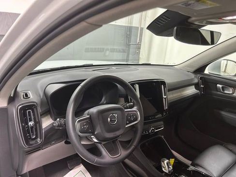 Used 2025 Volvo XC40 B5 Plus AWD/4WD image 9