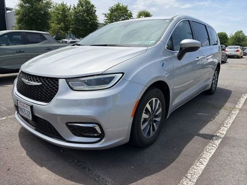 Used 2023 Chrysler Pacifica Touring-L FWD image 3