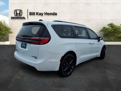 Used 2023 Chrysler Pacifica Limited w/ Uconnect Theater Family Group image 3