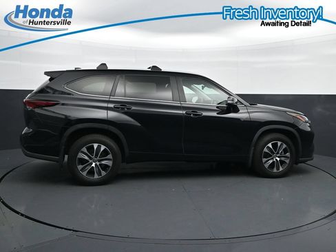 Used 2024 Toyota Highlander XLE AWD/4WD image 11