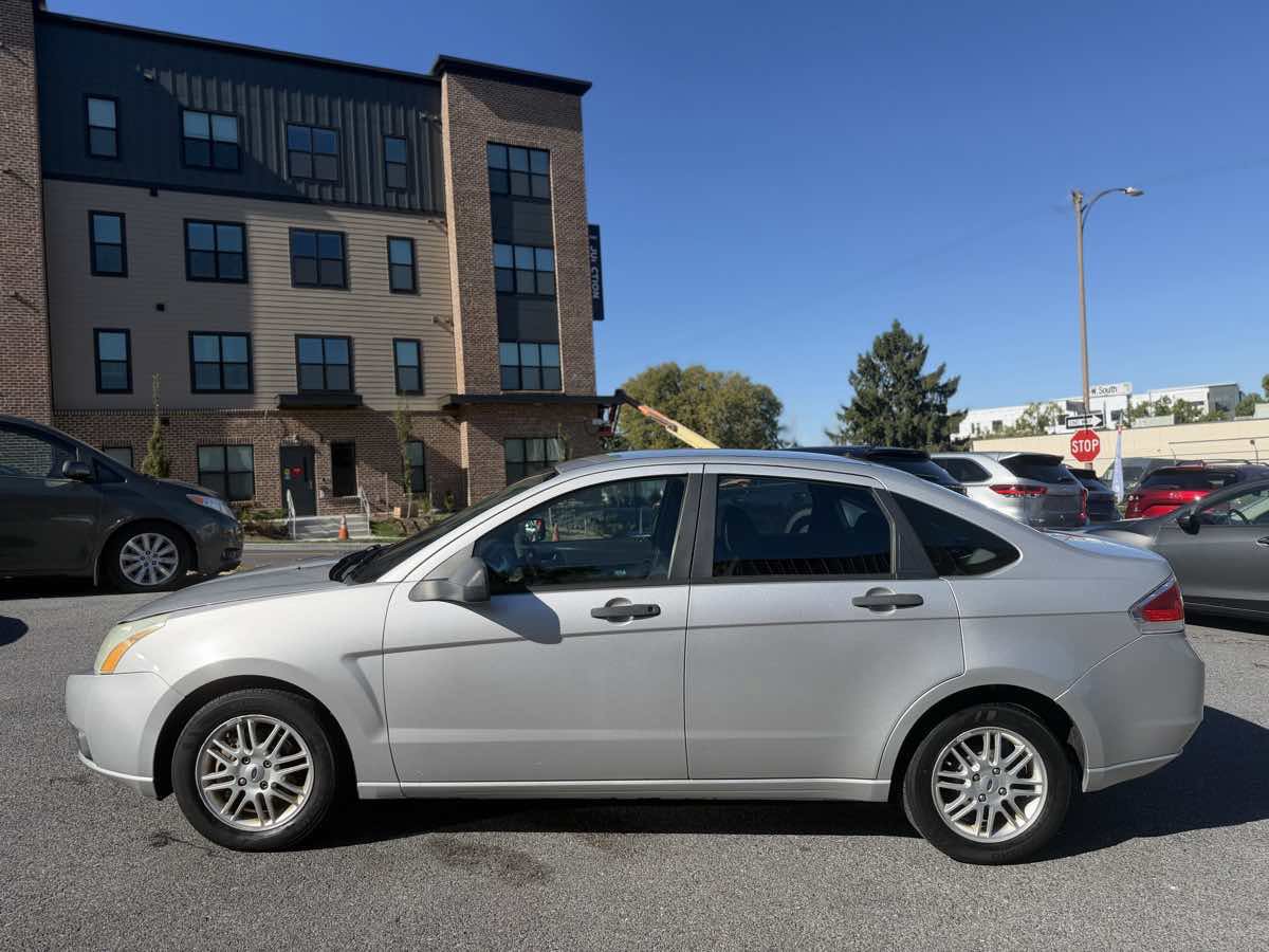 Used 2009 Ford Focus SE FWD image 4