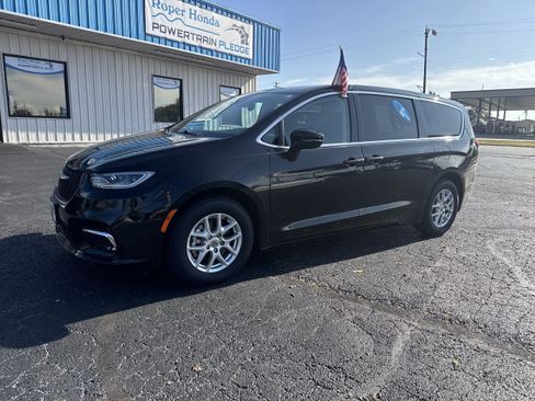 Used 2024 Chrysler Pacifica Touring-L FWD image 2