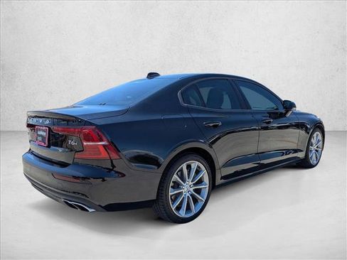 Used 2021 Volvo S60 T6 Momentum AWD/4WD image 5