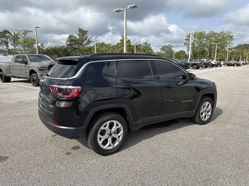 Used 2025 Jeep Compass Latitude AWD/4WD image 3