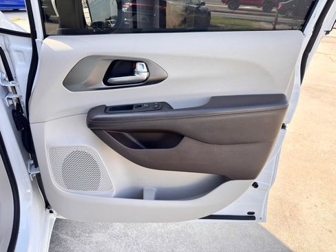 Used 2017 Chrysler Pacifica LX FWD image 21