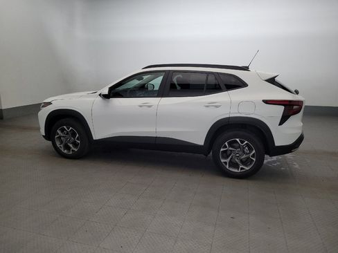 Used 2025 Chevrolet Trax LT FWD image 3