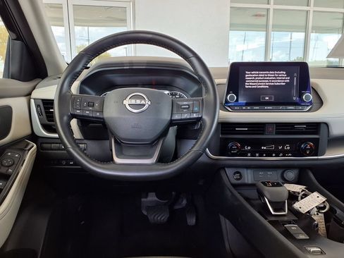 Used 2025 Nissan Rogue SV FWD image 17