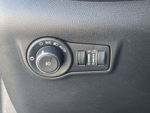 Used 2025 Jeep Compass Trailhawk AWD/4WD image 17