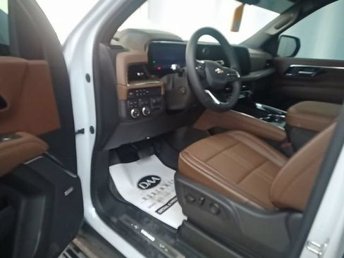 Used 2026 Chevrolet Tahoe High Country w/ LPO, Illumination Package AWD/4WD image 5